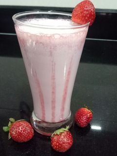 સ્ટ્રોબેરી મિલ્ક શેક (Strawberry Milk Shake Recipe In Gujarati) રેસીપી મુખ્ય ફોટો