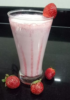 સ્ટ્રોબેરી મિલ્ક શેક (Strawberry Milk Shake Recipe In Gujarati) રેસીપી મુખ્ય ફોટો