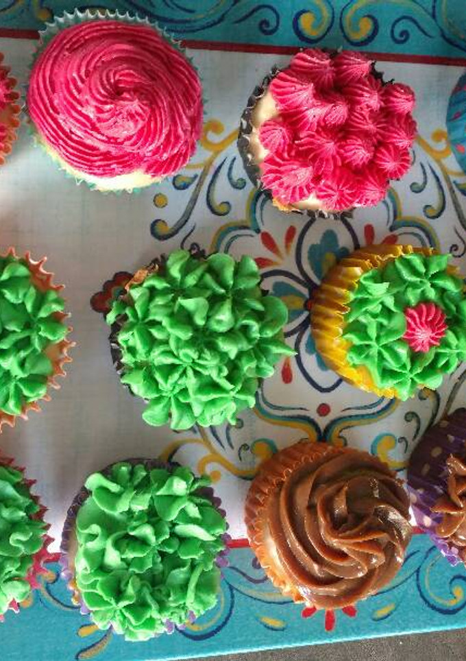 Una foto de Cupcakes de vainilla muy ricos con frosting