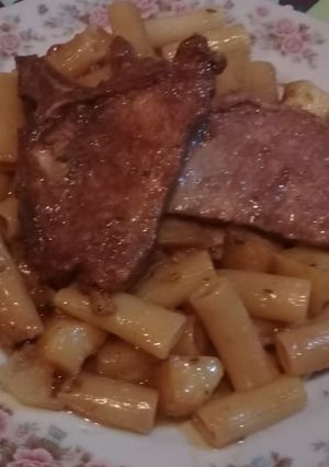 Una foto de Costeletas de cerdo con fideos