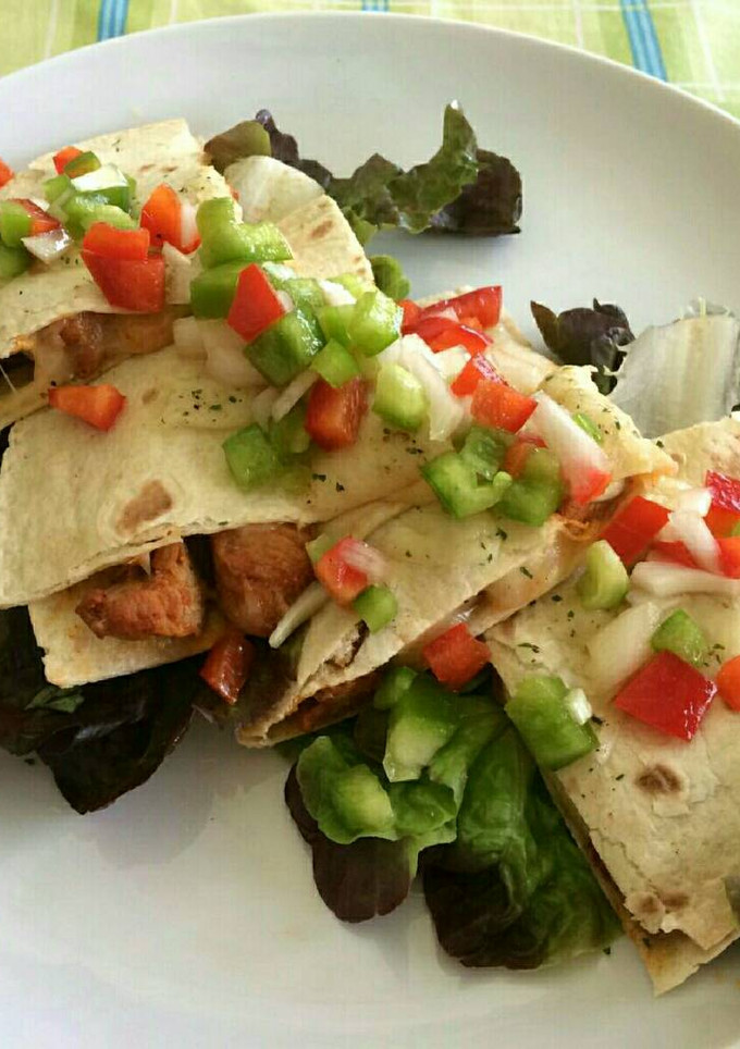 Una foto de Quesadillas de cerdo en adobo