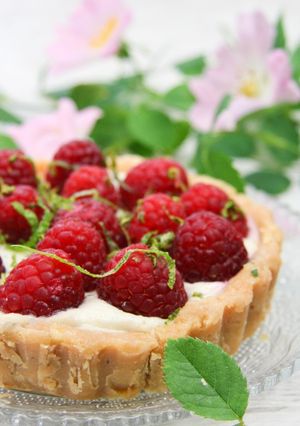 Une photo de Tartelette au citron vert et aux framboises