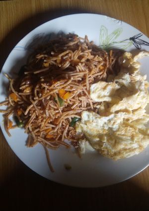 A picture of Noodles and Egg, garnished with veggies.