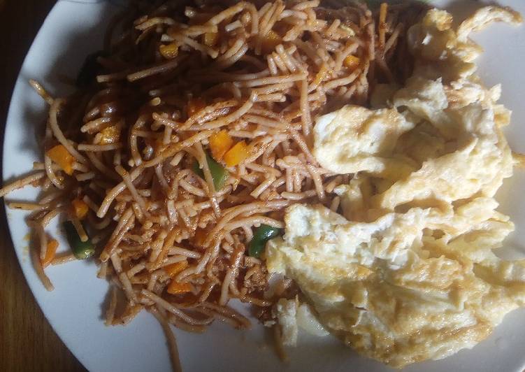 Noodles and Egg, garnished with veggies