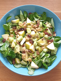 Una foto de Ensalada de apio, manzana y aguacate ("Waldorf")