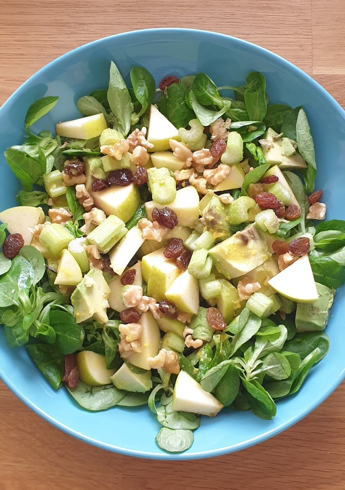 Una foto de Ensalada de apio, manzana y aguacate ("Waldorf")