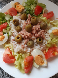 Una foto de Ensalada de arroz con atún 🇺🇾