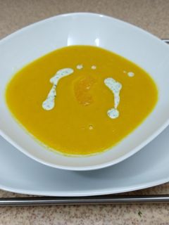 Una foto de Crema de calabaza con yogurt (crema de auyama)