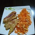 Pechuga de pollo a la mostaza con ensalada de zanahoria y huevo