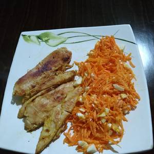 Pechuga de pollo a la mostaza con ensalada de zanahoria y huevo