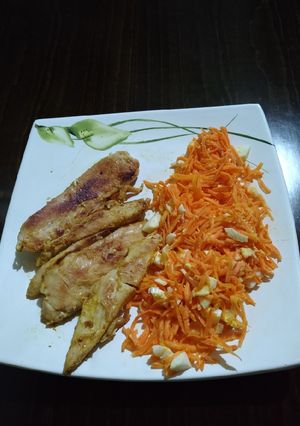 Una foto de Pechuga de pollo a la mostaza con ensalada de zanahoria y huevo