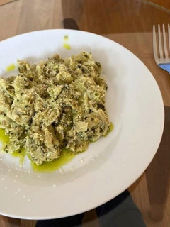 Una foto de Fettuccini de zapallito italiano con pesto de albahaca y nueces