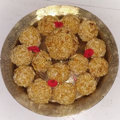 A picture of Moori or murmura ladoo or puffed rice balls.