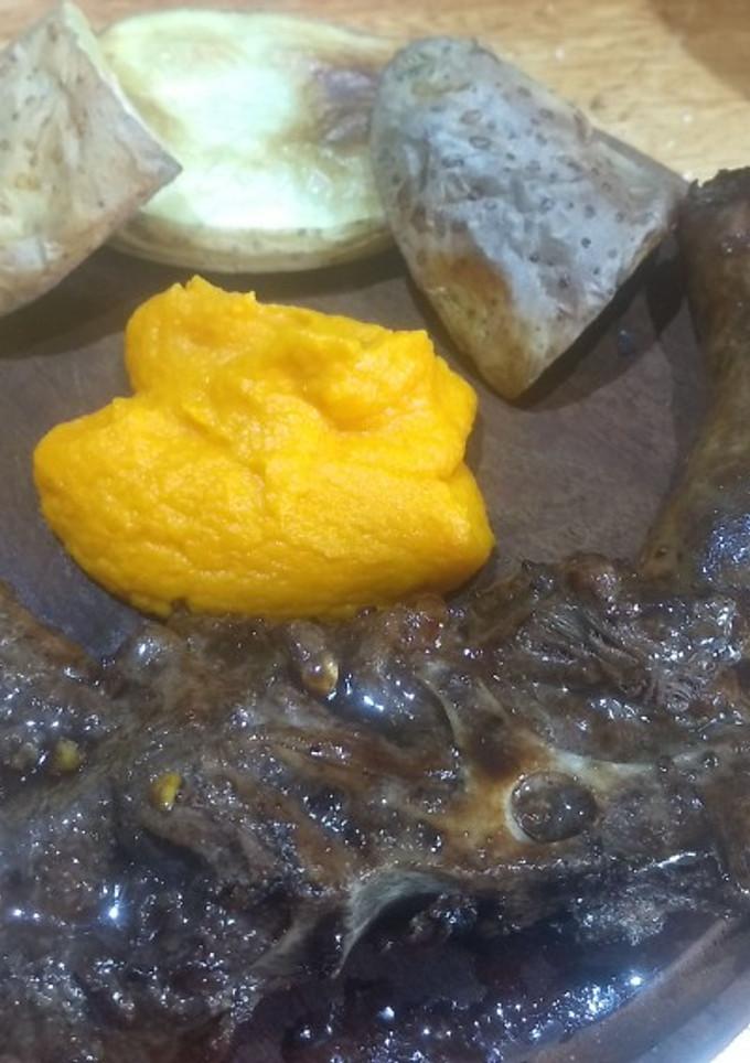 Una foto de Rosbeef asado con papas doradas, choclo y crema de zanahorias