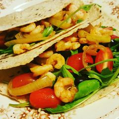 A picture of Healthy shrimp wrap.