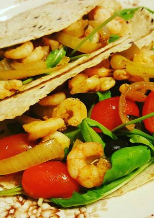 A picture of Healthy shrimp wrap.