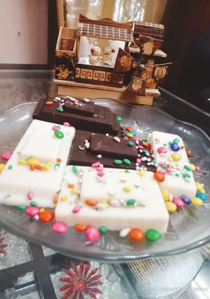 व्हाइट एंड डार्क चॉकलेट (White and dark chocolate recipe in Hindi) रेसिपी मुख्य फोटो