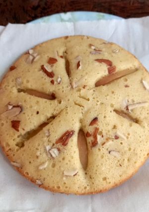 A picture of Apple and almond cake 🎂.