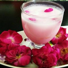 A picture of Strawberry Lassi.