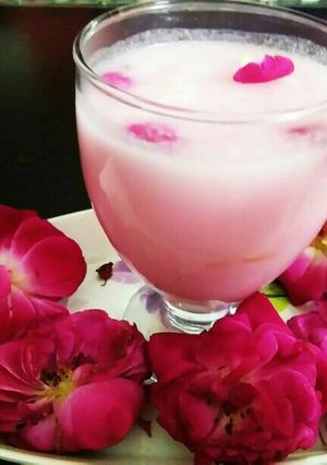 A picture of Strawberry Lassi.