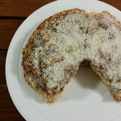 A picture of VANILLA CAKE with STRAWBERRIES and COCONUT.