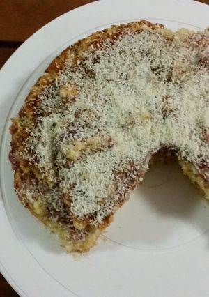 A picture of VANILLA CAKE with STRAWBERRIES and COCONUT.