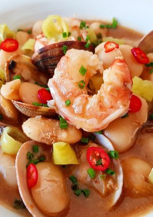 Una foto de Alubias con almejas y gambas "Fast & Low-Cost" 🔥🔥🔥