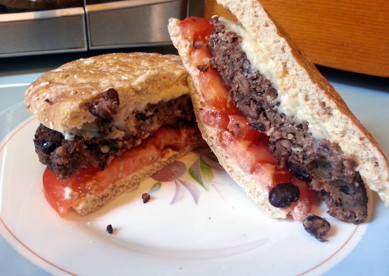 skye's blackbean meatless "burger"