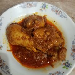 A picture of Chicken karahi with yogurt.