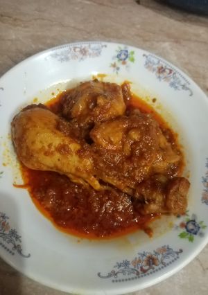 A picture of Chicken karahi with yogurt.