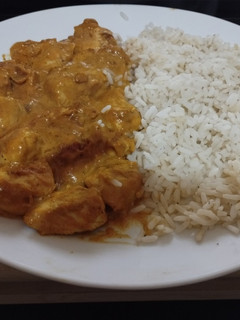 Una foto de Pollo al curry con arroz