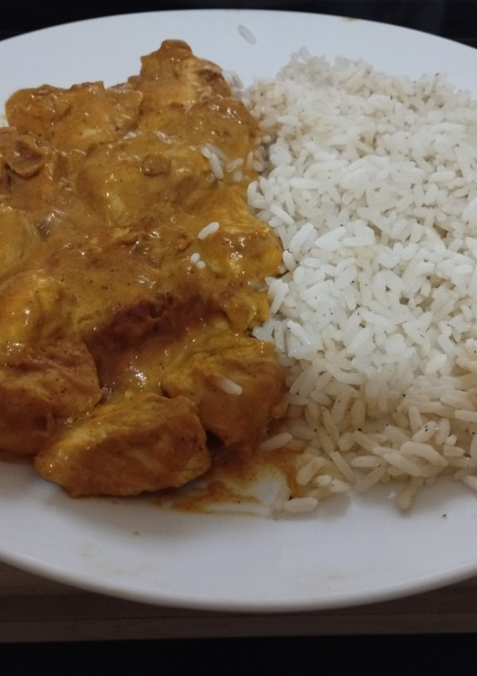 Una foto de Pollo al curry con arroz