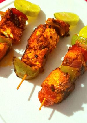 A picture of Paneer Tikka In Grill Pan.