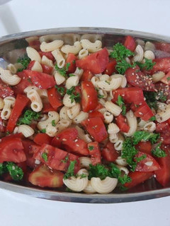 Una foto de Ensalada de fideos, kale y tomate