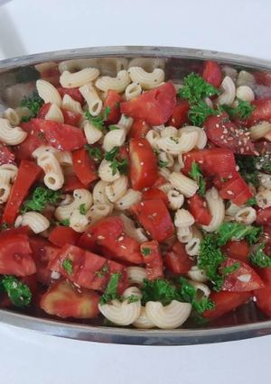 Una foto de Ensalada de fideos, kale y tomate