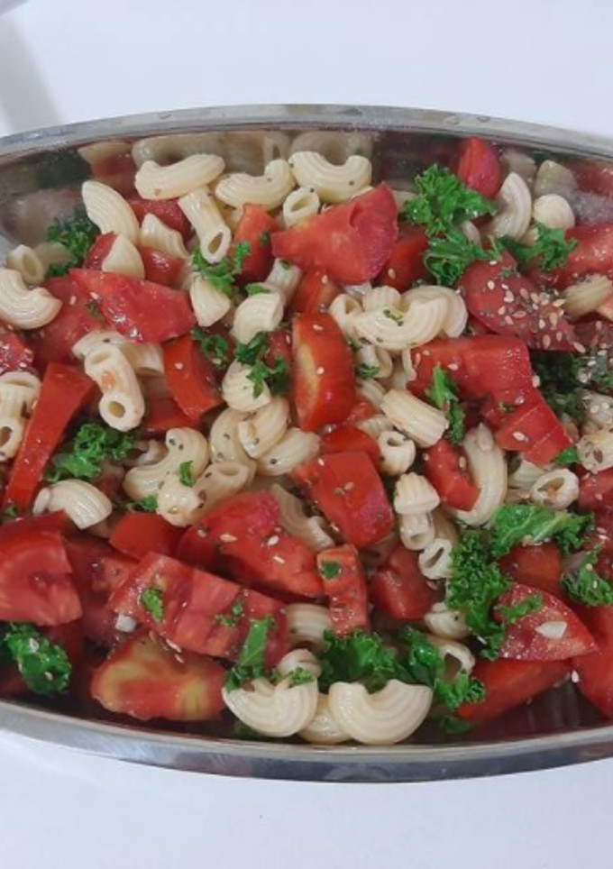Una foto de Ensalada de fideos, kale y tomate