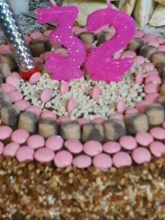 Una foto de Torta de cumpleaños! Relleno y decoración súper fácil!
