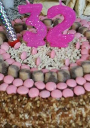 Una foto de Torta de cumpleaños! Relleno y decoración súper fácil!