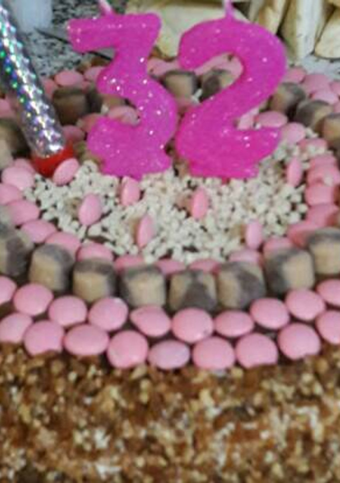 Una foto de Torta de cumpleaños! Relleno y decoración súper fácil!
