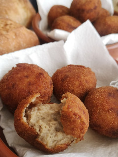 Una foto de Croquetas de salteado de setas y cebolla caramelizada