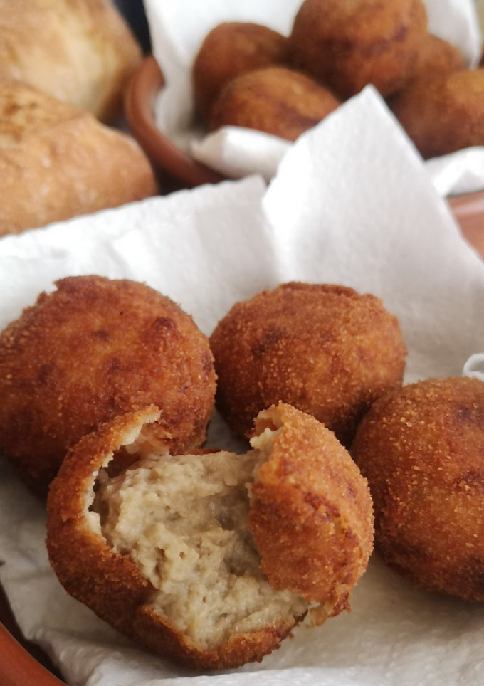 Una foto de Croquetas de salteado de setas y cebolla caramelizada