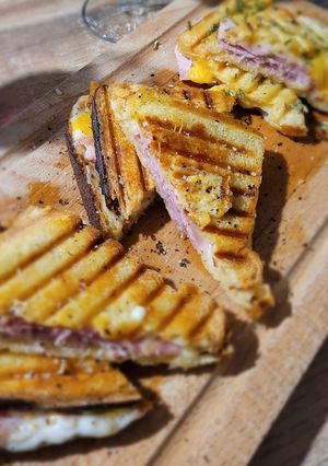 Une photo de Croque monsieur huile de citron & basilic