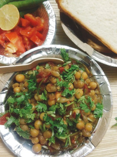 पीली मटर चाट (pili matar chaat recipe in Hindi) रेसिपी मुख्य फोटो