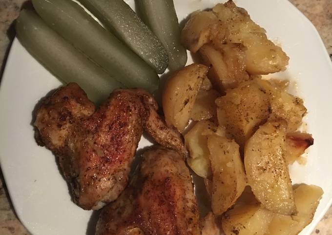 Fűszeres csirkeszárny tepsis krumplival és kovászos uborkával recept foto