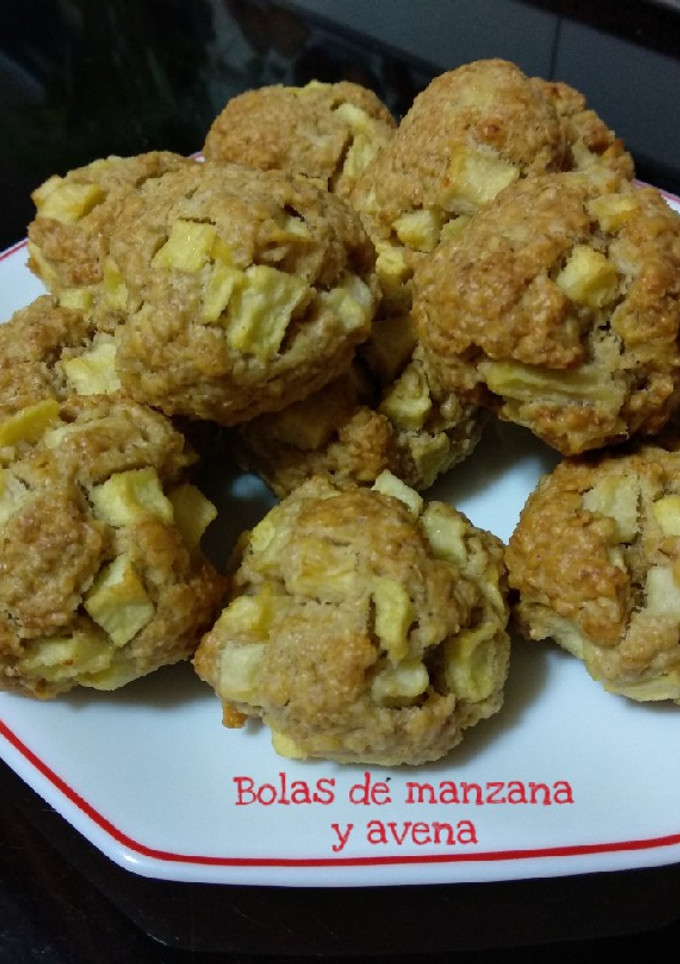 Una foto de Bolas de manzana y copos de avena sin azúcar