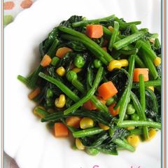 A picture of Spinach and Mixed Vegetables Stir-fried in Butter.