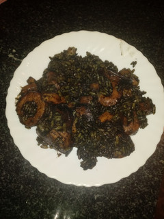Una foto de Arroz negro con calamares y choco en la olla mg g