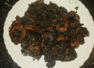 Una foto de Arroz negro con calamares y choco en la olla mg g
