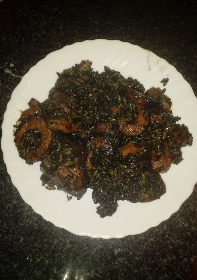 Una foto de Arroz negro con calamares y choco en la olla mg g