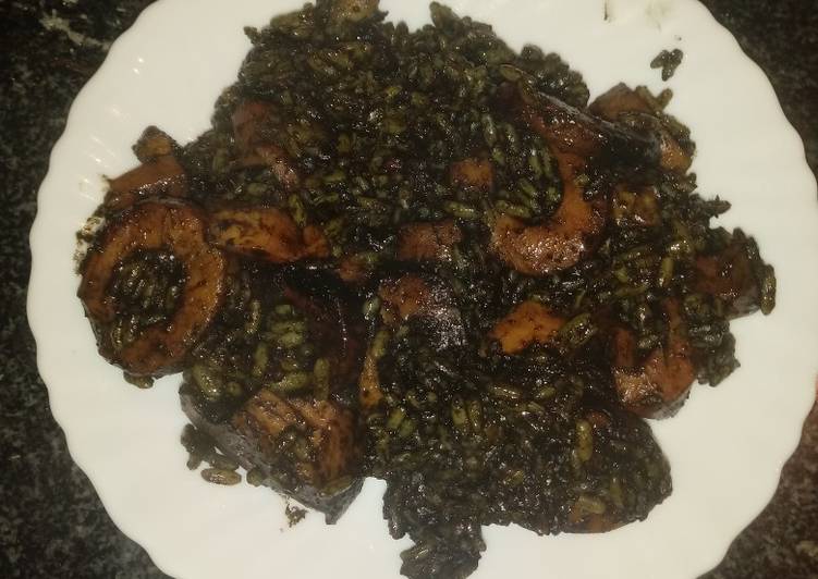 Arroz negro con calamares y choco en la olla mg g